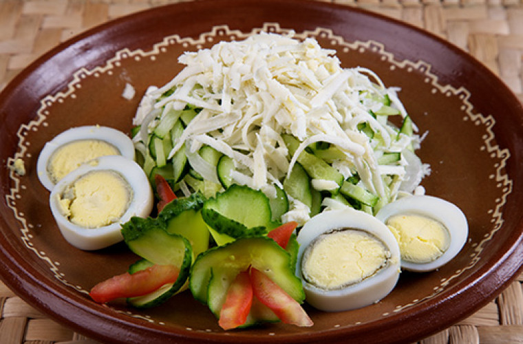 REŢETA ZILEI: Castraveţi cu salată verde şi brînză