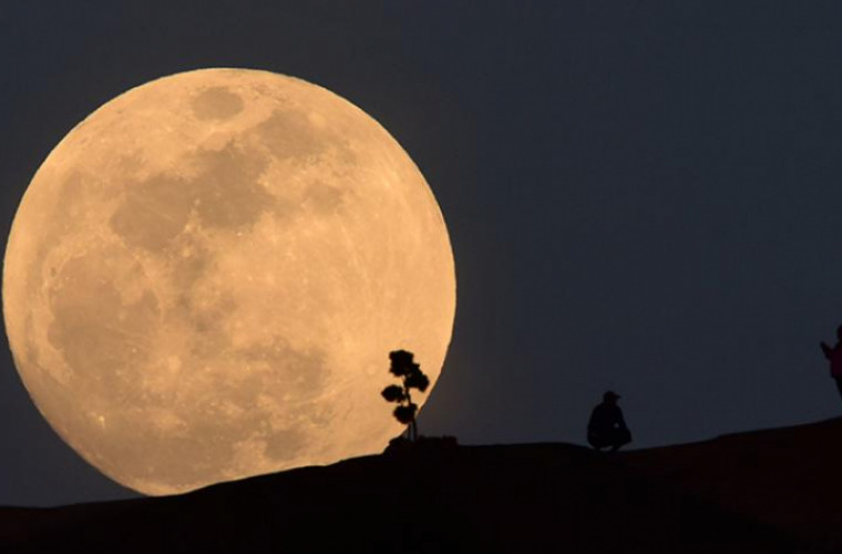 Moldovenii vor putea admira cea mai mare Super Luna din anul 2019