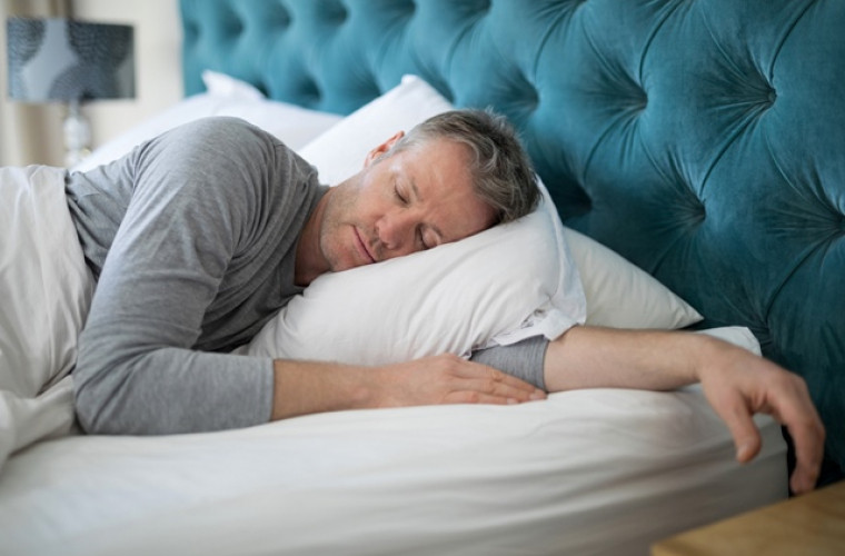 Experți: De ce oamenii tresar în somn