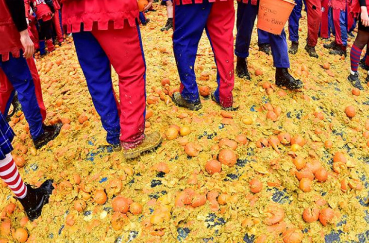 Жители Италии закидали друг друга апельсинами 