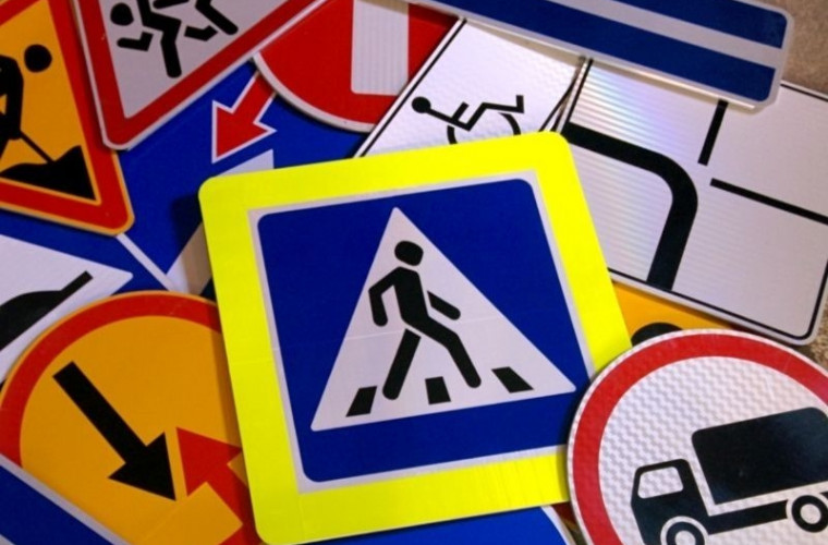 Explicația neștiută despre indicatoarele rutiere din Chișinău care ,,se lasă” doborîte (FOTO)