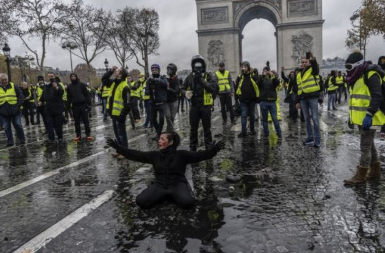 Vestele Galbene protestează la Paris: militarii, împuterniciți să deschidă focul