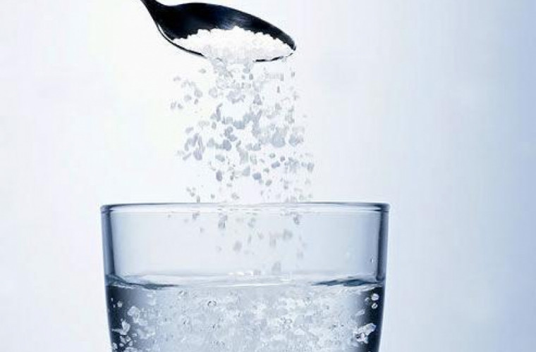 Apa cu sare, remediu din bunici pentru multe boli