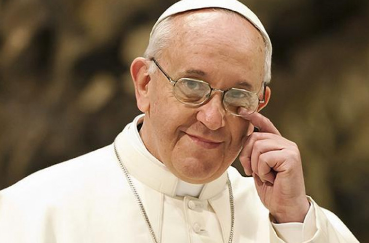 Explicația lui Papa după ce nu i-a lăsat pe credincioși să-i sărute mîna