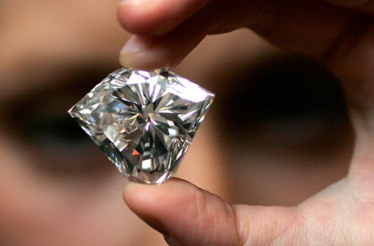 Un bijutier a învățat să distingă diamantele de falsuri fără dispozitive speciale