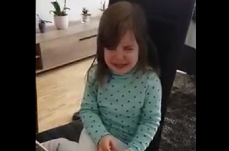 Tulburător: Fetița unui cuplu de moldoveni plînge că vrea acasă (VIDEO)