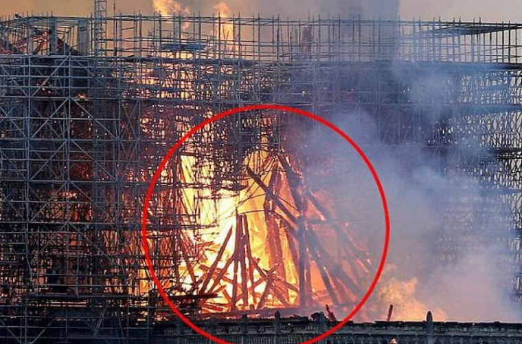 Figura lui Iisus, observată în flăcările de la Notre Dame?!