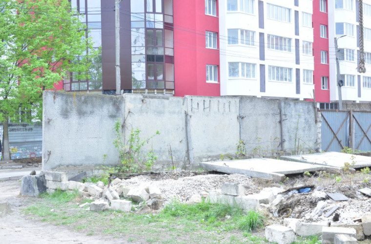Un gard amplasat ilegal în sectorul Buiucani, demolat