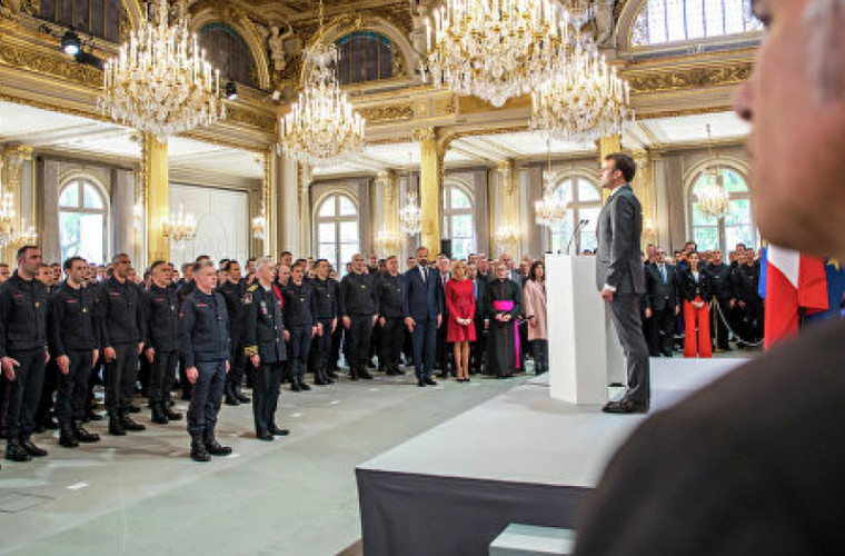Macron a decorat pompierii care au stins incendiul de la Notre Dame