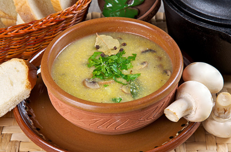 REŢETA ZILEI: Supă de cartofi cu crupe de porumb şi ciuperci