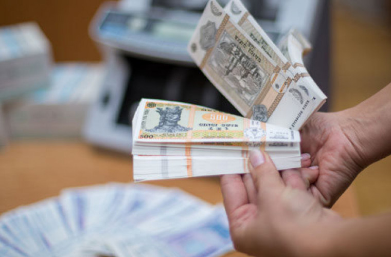 Angajații din Moldova au doar teoretic dreptul de a-și alege banca prin care primesc salariile