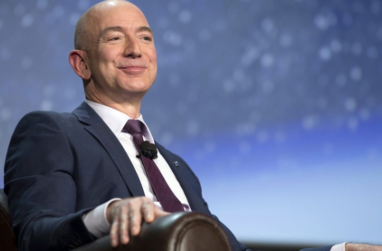Compania lui Jeff Bezos va trimite un om în spaţiu