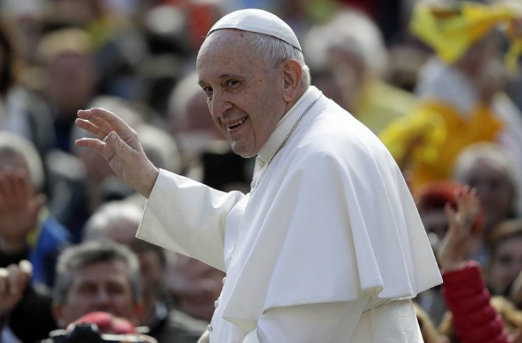 Papa Francisc şi-a început turneul în Balcani