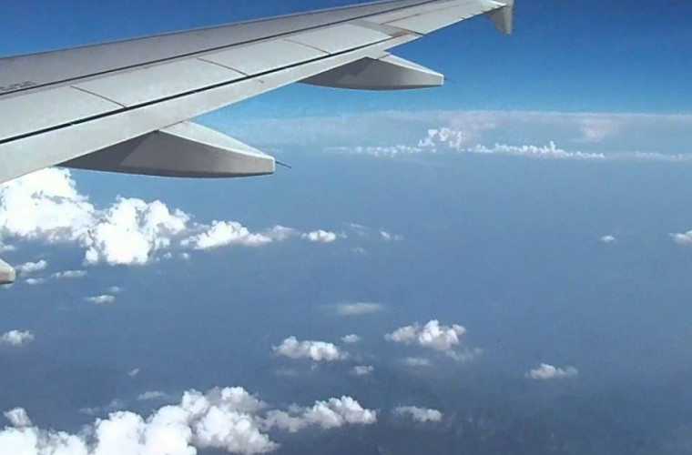 Clipe de groază pentru pasagerii unui avion căzut în gol (VIDEO)