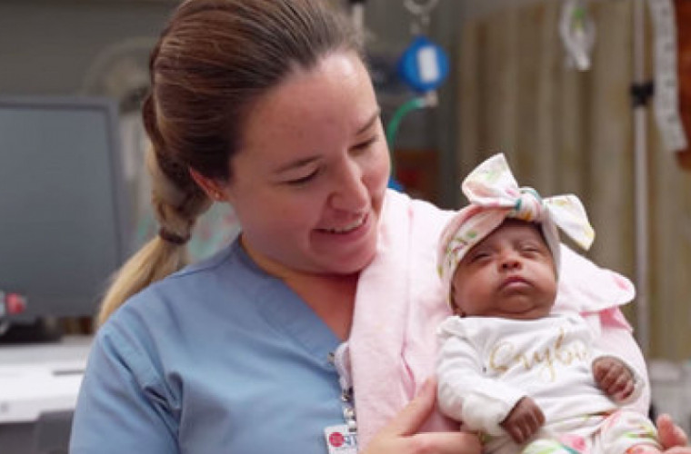 Medicii au salvat viața celui mai mic nou-născut din lume (FOTO)