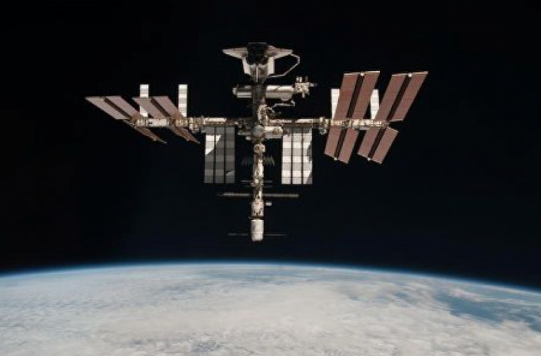Cosmonauţi ruşi, pe orbită pentru a curăţa hublourile ISS