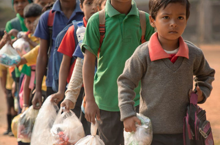 O școală din India înmatriculează elevi pentru deșeuri care pot fi reciclate