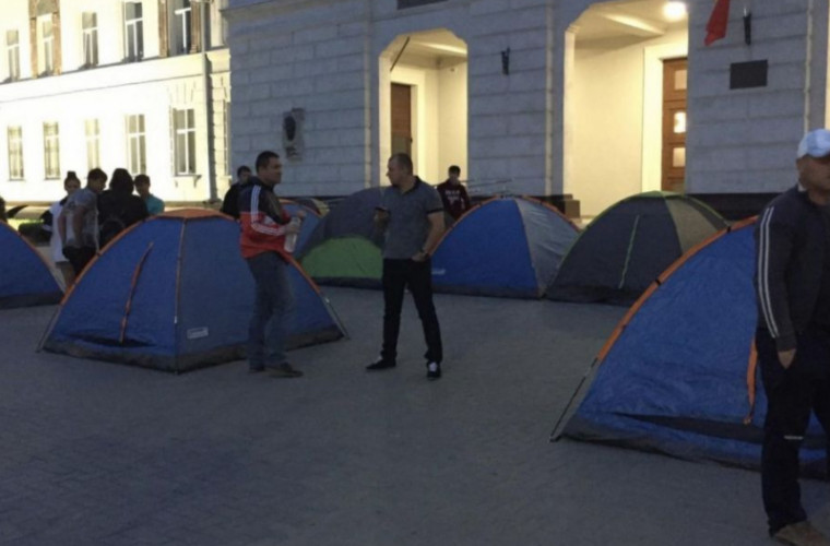 În fața mai multor instituții din capitală au fost instalate corturi (FOTO)