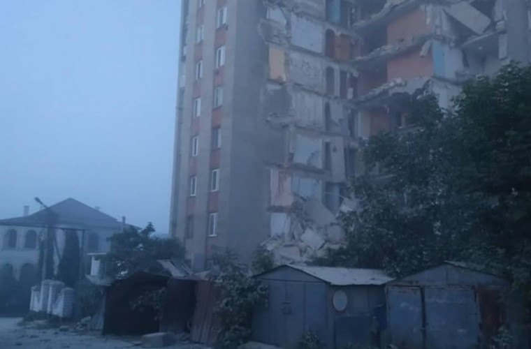 Momentul în care o clădire cu 9 etaje s-a prăbuşeşte, filmat de Dodon (VIDEO)