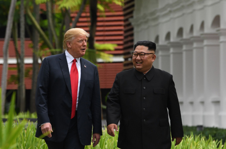 Moment istoric: Trump și Kim Jong-un şi-au dat mîna la frontiera dintre cele două Corei (VIDEO)