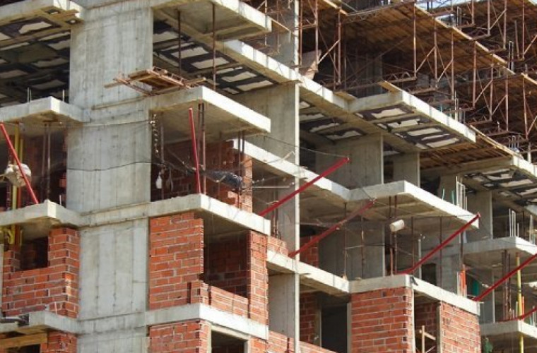 La Ciocana se construiește ilegal o clădire multietajată: locuitorii din casele alăturate bat alarma