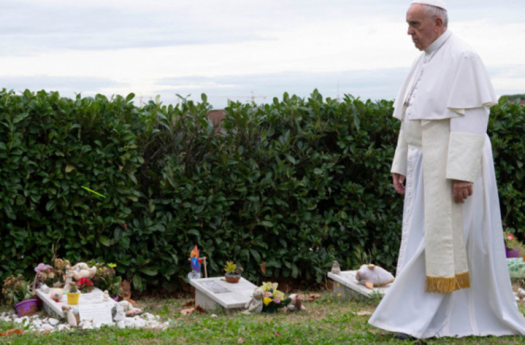 Почему Ватикан вскроет две могилы, которым несколько десятков лет
