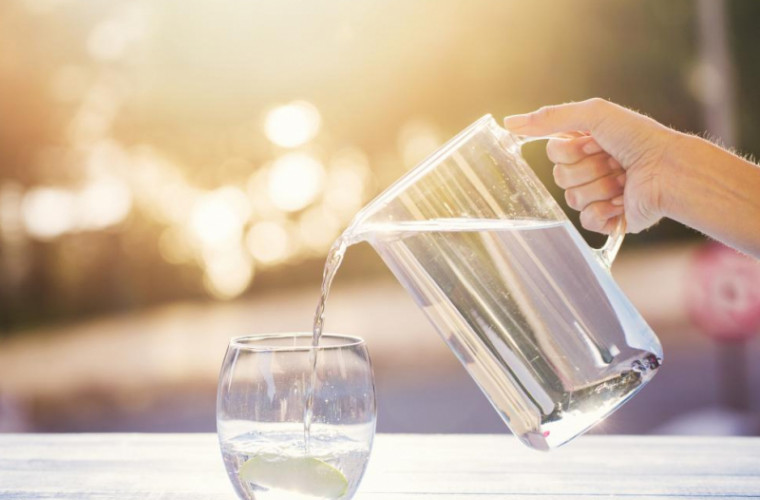 Можно ли запивать еду водой: ответ диетолога