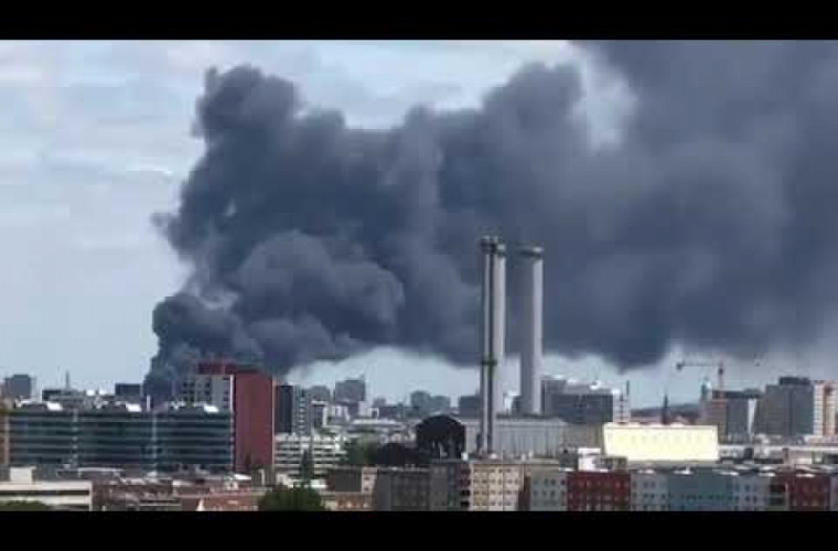 Incendiu puternic la Berlin: Arde un centru comercial (VIDEO)