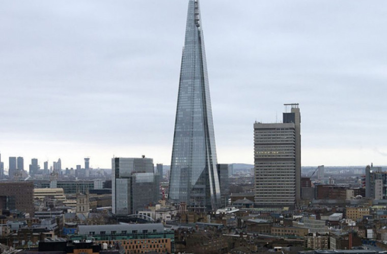 Un om a fost filmat cățărîndu-se în vîrful celei mai înalte clădiri din Londra
