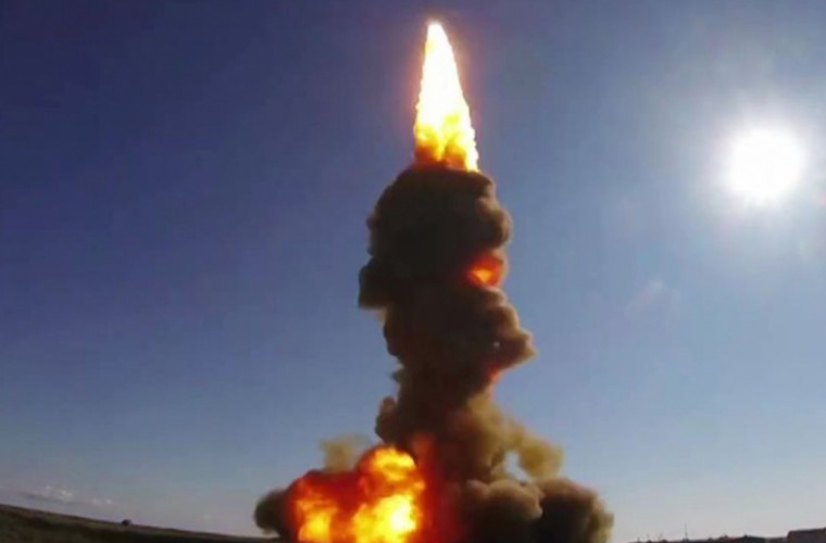 Rusia a lansat patru sateliți militari