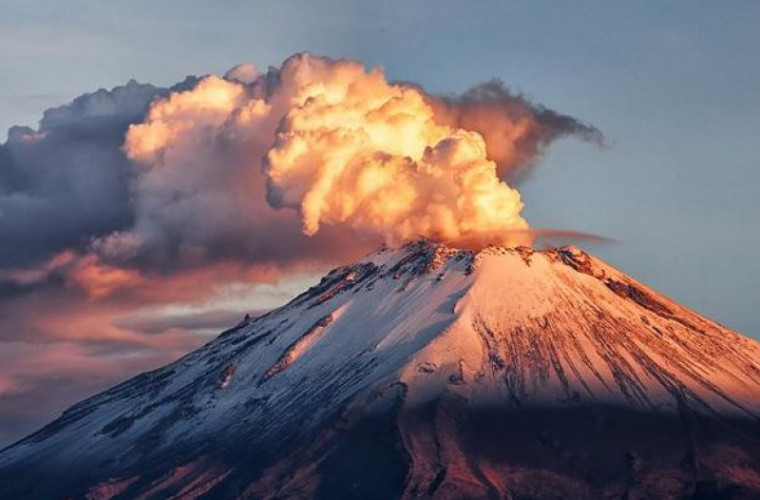 Vulcanul Popocatepetl aruncă cenușa în aer, aproape 5 km