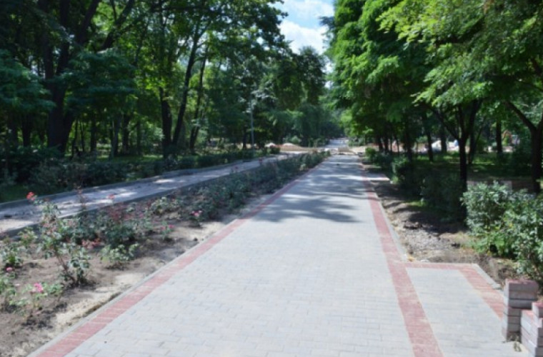 Cum s-a transformat Parcul „Alunelul” de cînd au început lucrările de reparație (FOTO)