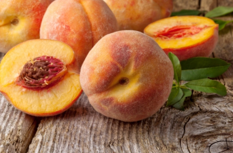 Фермер из Порумбень подарил персики послушным детям (ФОТО)
