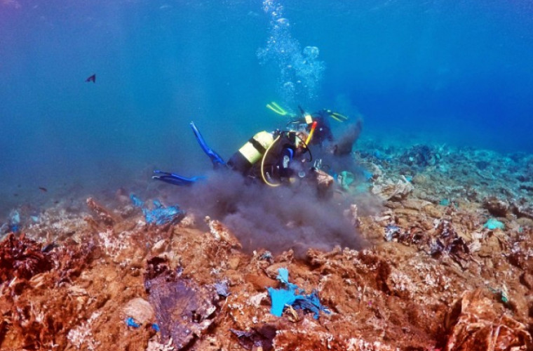 Un ″golf plin de corali din plastic″⁣, descoperit în Grecia