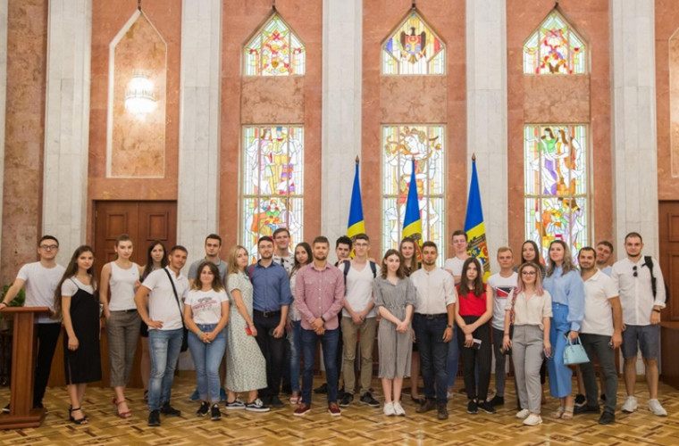 Un grup de tineri moldoveni au vizitat sediul Președinției 