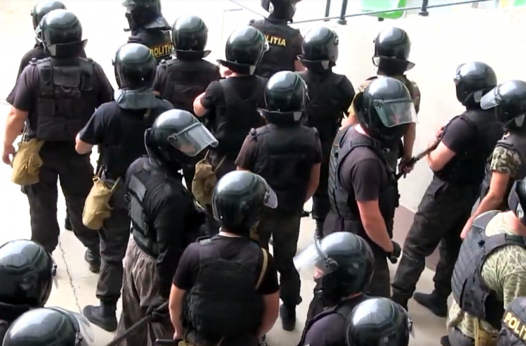 Brigada ”Fulger” a intrat în forță pe stadionul Zimbru (VIDEO)