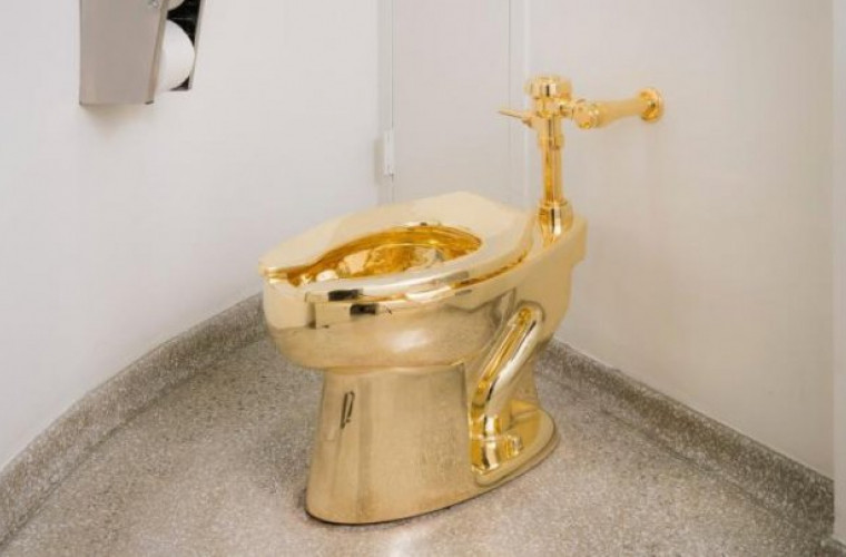 Посетители английского музея смогут воспользоваться золотым унитазом 