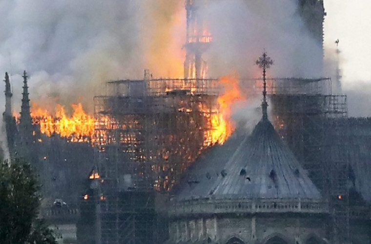 Au fost reluate lucrările de reconstrucţie a catedralei Notre-Dame