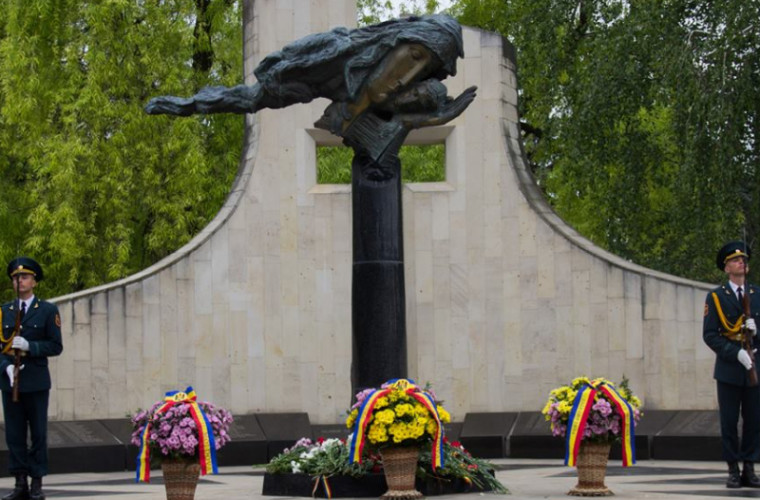 Dodon și Greceanîi, cu flori la Complexul memorial ”Maica Îndurerată”