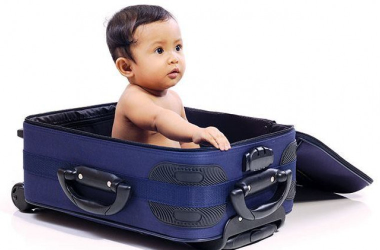 O femeie a încercat să urce în avion cu un bebeluș ascuns în bagajul de mînă