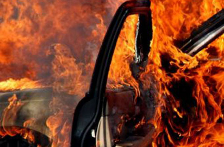 O mașină a luat foc în Chișinău. Primele imagini (FOTO)