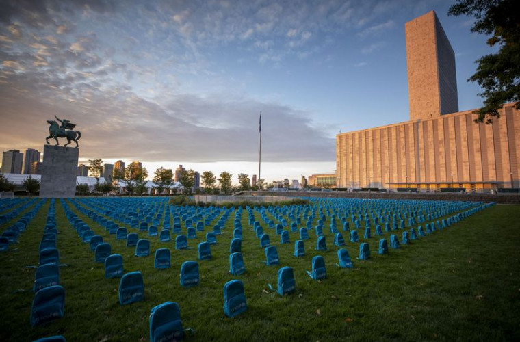 UNICEF a așezat mii de ghiozdane sub forma unor pietre funerare