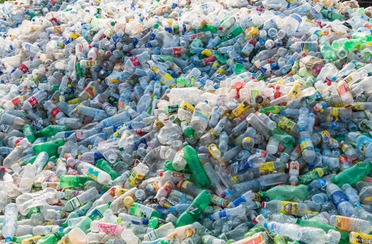 Există o soluție prin care plasticul poate fi transformat în apă