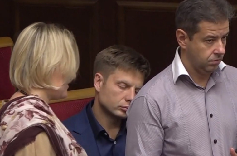 Un deputat al Radei Supreme a adormit în timpul şedinţei (VIDEO)