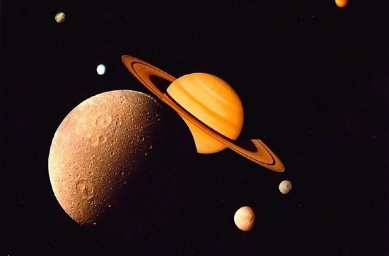 Apa de pe luna planetei Saturn conține compuși organici similari cu cei care au produs viață pe Pămînt