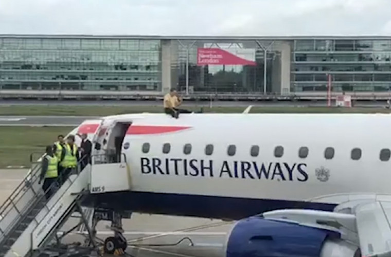 Un om orb a urcat pe un avion (VIDEO)