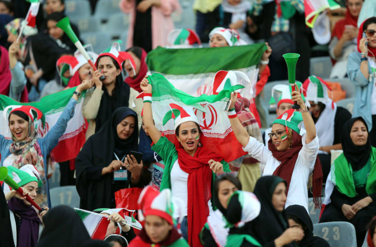 Mii de femei la meciul Iran - Cambodgia 14-0 