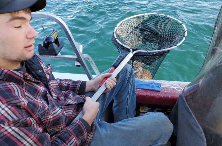 Vezi ce au prins doi tineri în timp ce pescuiau (VIDEO) 
