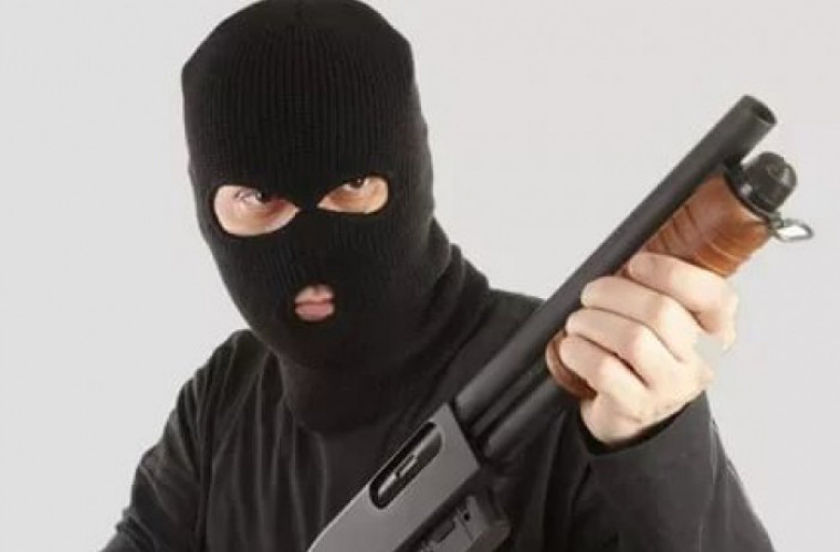 Вооруженное нападение статья. Бандиты в масках. Мужик в маске с пистолетом. Преступник с оружием. Бандит с обрезом.