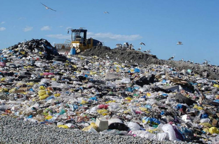 China: Cea mai mare gunoiște din China, umplută cu 25 de ani înainte de termen